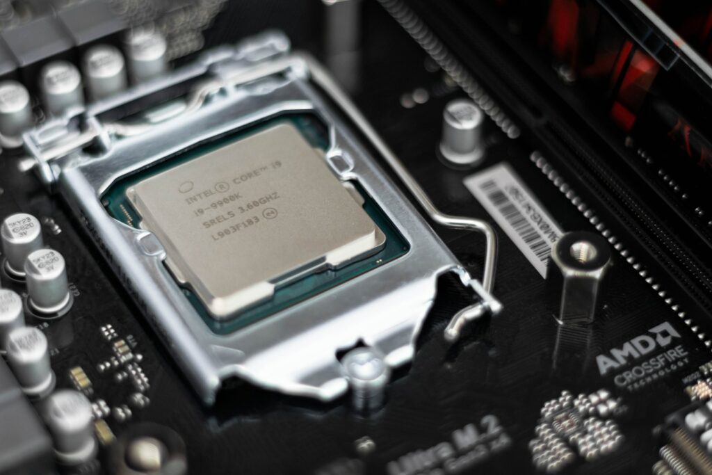 CPU Intel en placa base negra