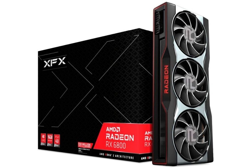 Tarjeta de referencia de la GPU AMD Radeon RX 6800 junto a su caja de venta