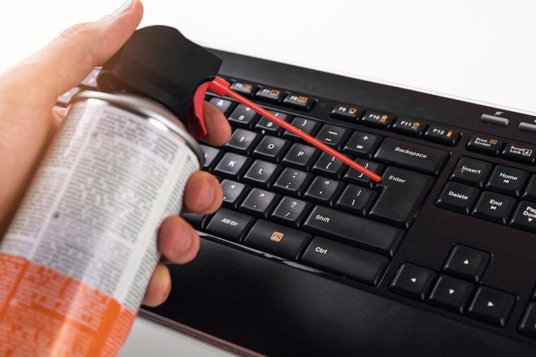 cómo limpiar un teclado de ordenador con aire comprimido