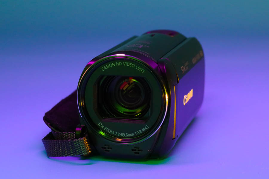Vista frontal de la Canon VIXIA HF R800 mostrando el objetivo.