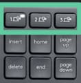 Tres teclas etiquetadas como 1, 2 y 3 con un pequeño icono de ordenador en cada una de ellas en el teclado ERGO K860 para cambiar de dispositivo