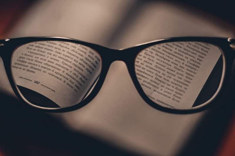 Unas gafas para leer la letra pequeña de la garantía de Cricut