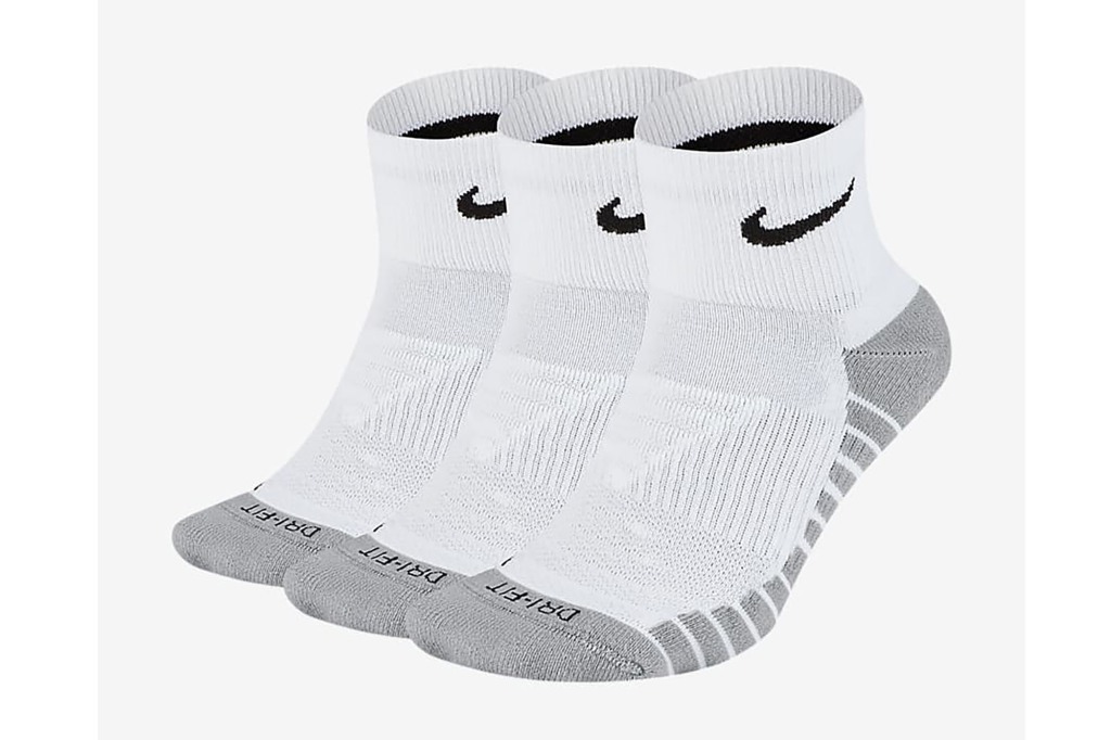Tres calcetines Nike blancos con un swoosh negro 