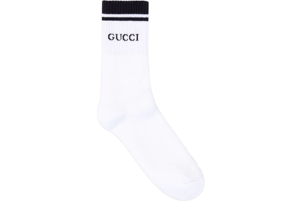 Un calcetín blanco con el logotipo de Gucci en negro 