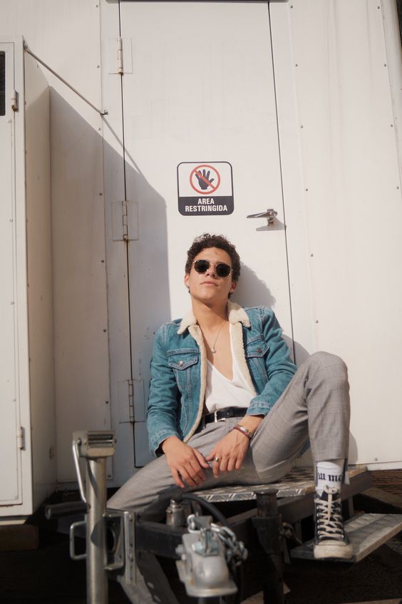 Mejores poses de fotografías para mujeres, hombres, parejas y niños 217 fotografía de retrato poses masculinas