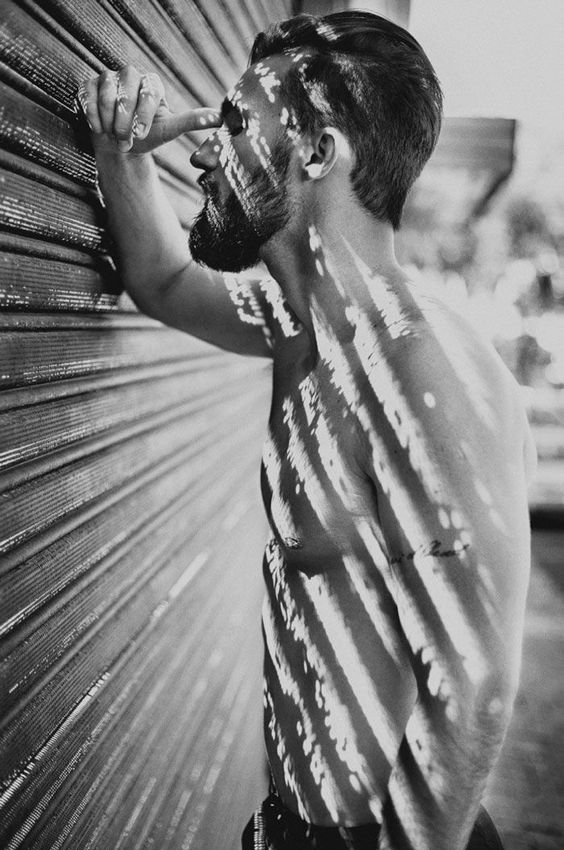 Mejores poses de fotografías para mujeres, hombres, parejas y niños 224 fotografía de retrato poses masculinas