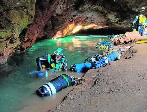 6 Mejores centros de buceo de Cartagena 8 buceo en cartagena - Cueva del agua, Isla Plana, Murcia