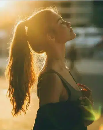 Mejores poses de fotografías para mujeres, hombres, parejas y niños 193 mejores poses de fotografias para mujeres - pose de perfil