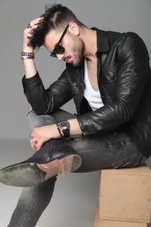 Mejores poses de fotografías para mujeres, hombres, parejas y niños 213 pose foto hombre sentado