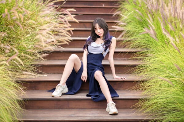 Mejores poses de fotografías para mujeres, hombres, parejas y niños 194 pose foto mujer sentada en las escaleras