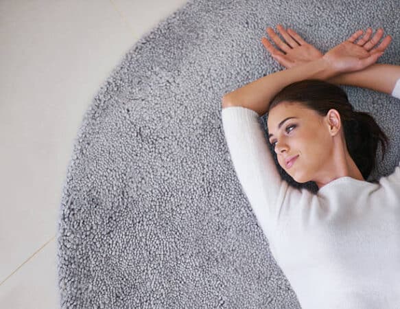 Mejores poses de fotografías para mujeres, hombres, parejas y niños 201 pose mujer tumbada en el suelo