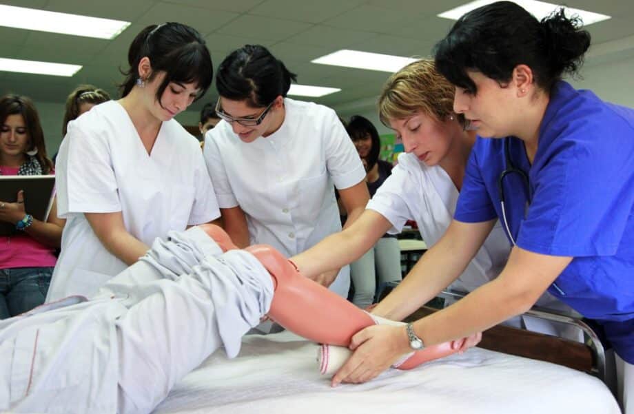 6 Mejores cursos de Técnico en Cuidados Auxiliares de Enfermería de Madrid 7 Curso Técnico en Cuidados Auxiliares de Enfermería - EFAS - el mejor curso de madrid