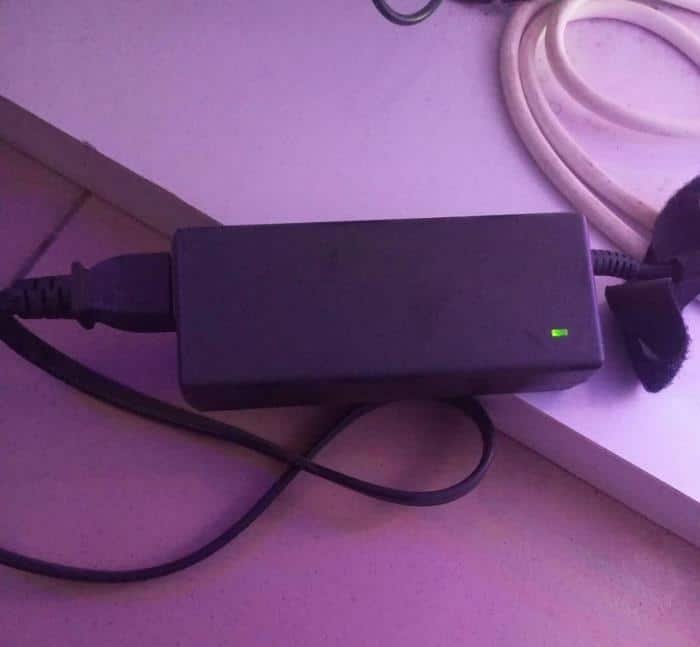 ¿Por qué no se carga la batería de mi portátil? ¿Cómo solucionarlo? 5 Asegúrate de que el cargador muestra presencia de corriente