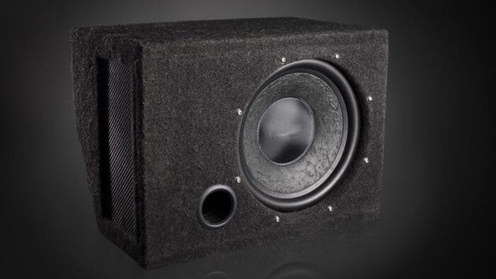 Imagen de un recinto de subwoofer con salida de graves mejorada, que muestra cómo obtener más graves de tu subwoofer doméstico.