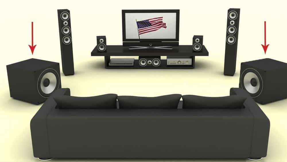 Un sistema de sonido con dos subwoofers colocados en la habitación