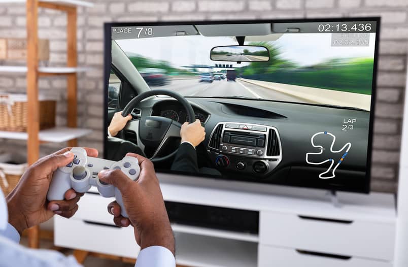 Un televisor Crystal UHD y un televisor QLED con bajo retardo de entrada y tiempo de respuesta