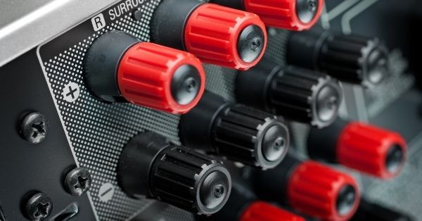 Cómo cablear altavoces con 4 terminales 6 ¿Qué tipo de conexiones tienen los altavoces?