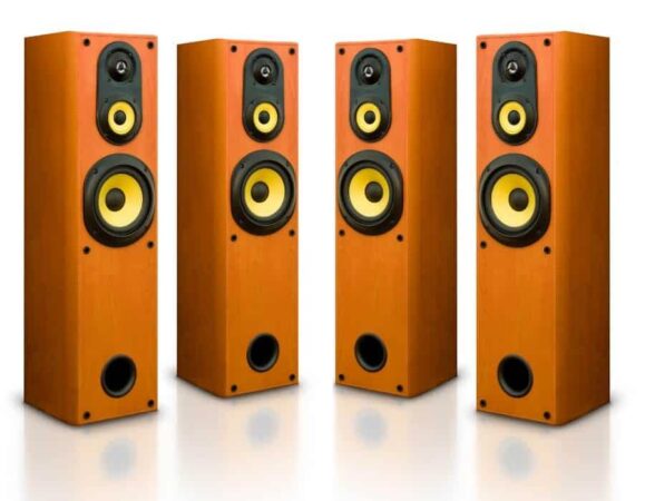 ¿Se pueden colocar altavoces de suelo sobre soportes? 91