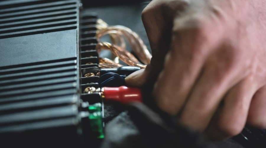 Cómo conectar una barra de sonido al coche