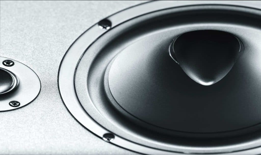 Instalar un subwoofer en el techo