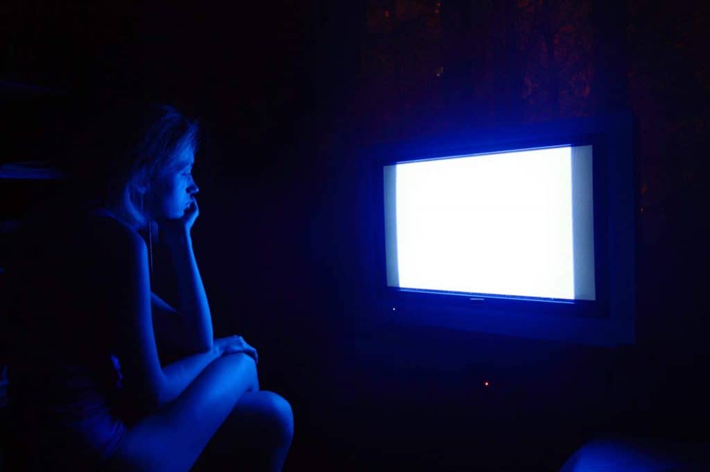 efecto de la luz azul en los ojos al ver la TV o el proyector