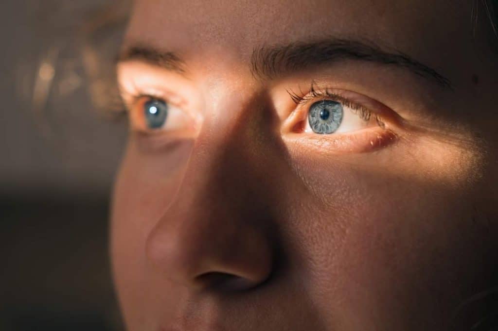TV vs. Proyector: ¿Qué es mejor para tus ojos?