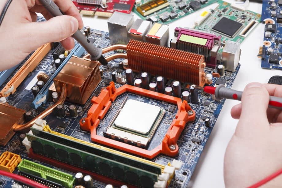 Las mejores empresas de reparación de dispositivos electrónicos en A Coruña 11 Engineer,Checking,Motherboard,With,Multimeter,Close,Up.,Computer,Diagnostics,,Maintenance