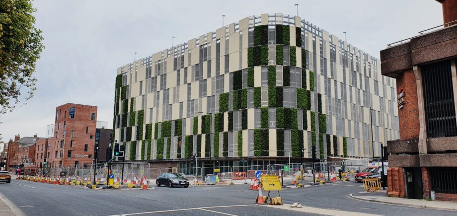 6 mejores jardineres verticales del mundo. 26 Chester Northgate Car park green wall