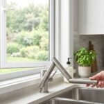 Grifos abatibles la solución definitiva para fregaderos situados bajo la ventana.